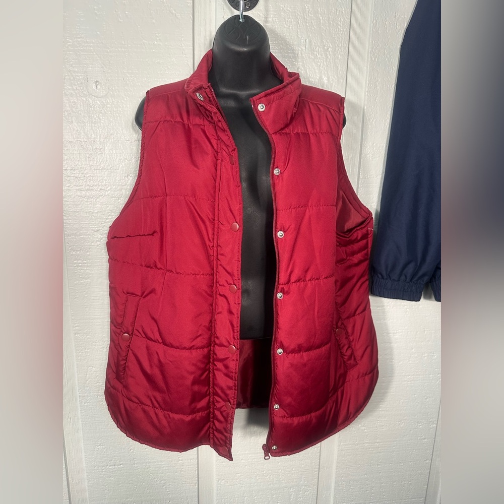 True Craft Women’s Red Puffer Vest Size 1X EUC